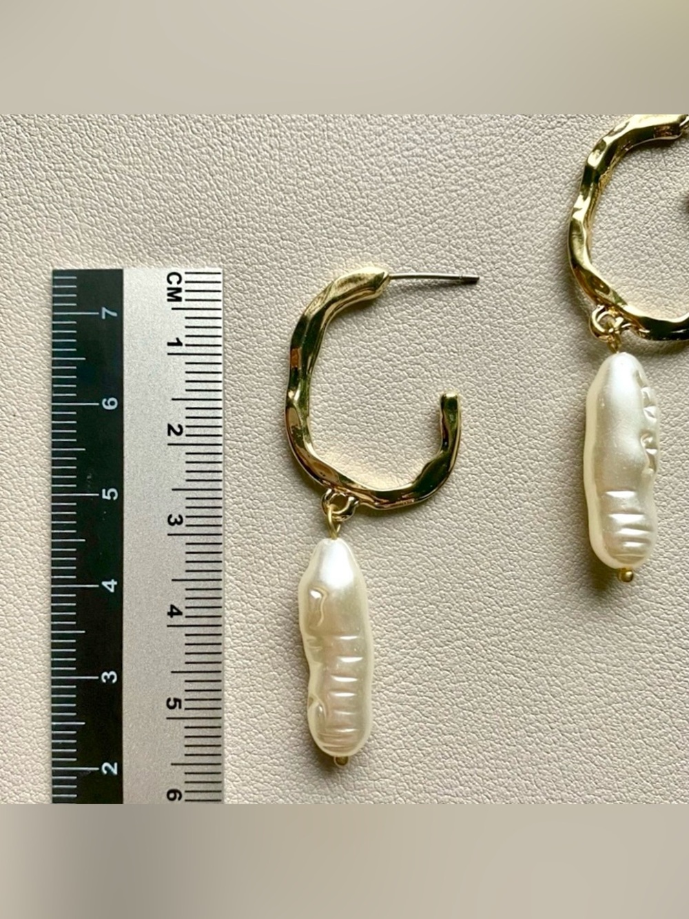 Elegant Gold and Pearl Drop Earrings - Picture 2 of 3